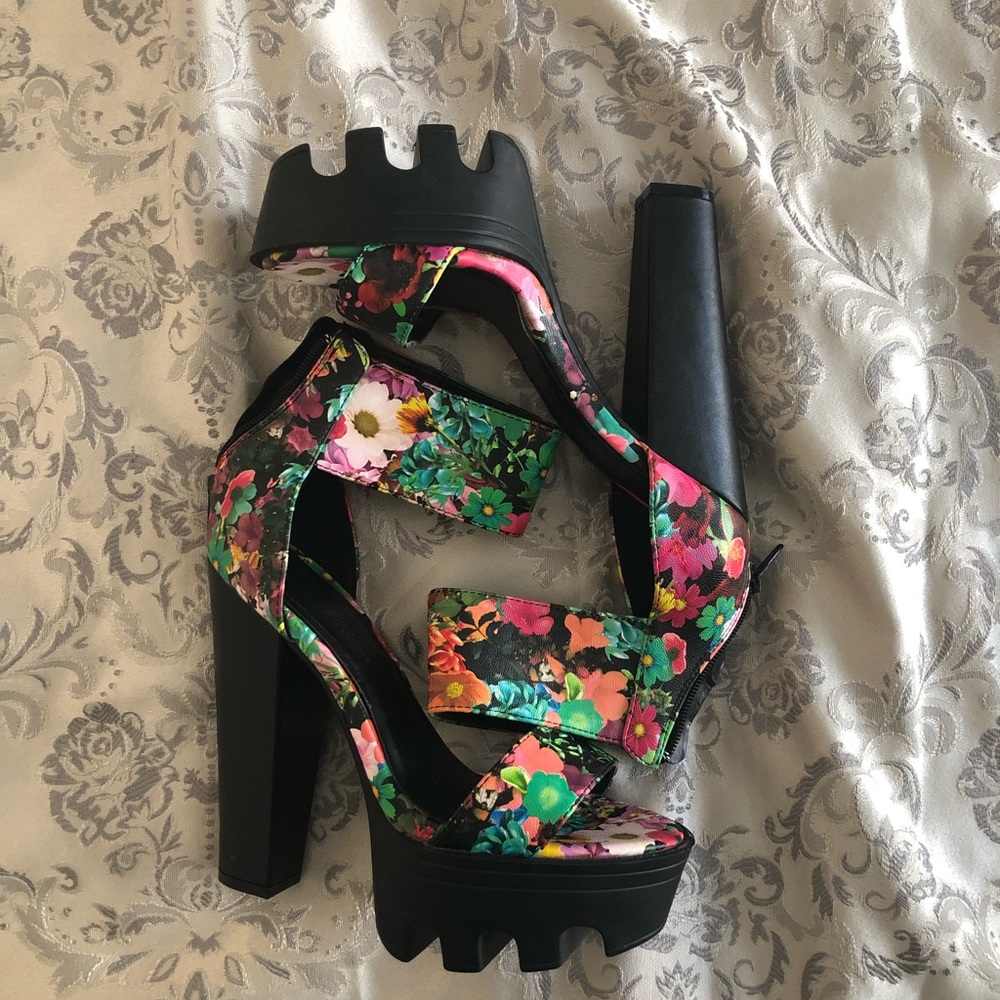 *** SOLD **Wild Diva Lounge Floral Print Platform